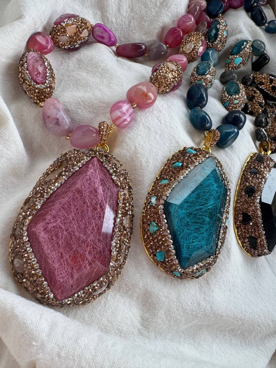 Collana Lunga Bohemienne con Pendente Taglio Cristallo e Dettagli Luminosi