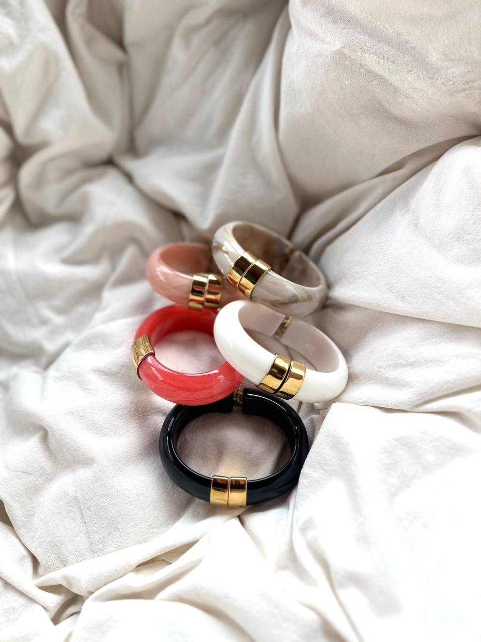 Bracciale Bangle Bold in Resina Lucida con Chiusura Dorata