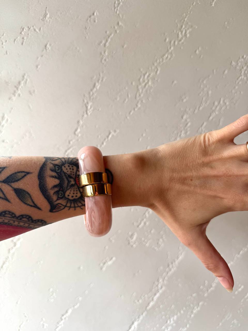 Bracciale Bangle Bold in Resina Lucida con Chiusura Dorata