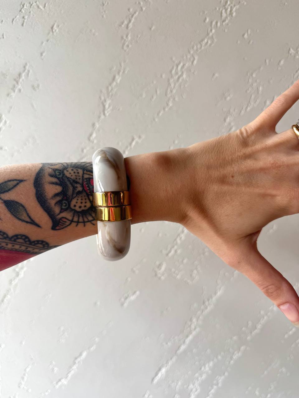 Bracciale Bangle Bold in Resina Lucida con Chiusura Dorata