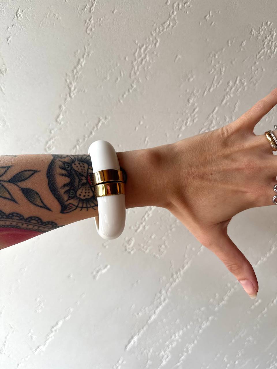 Bracciale Bangle Bold in Resina Lucida con Chiusura Dorata
