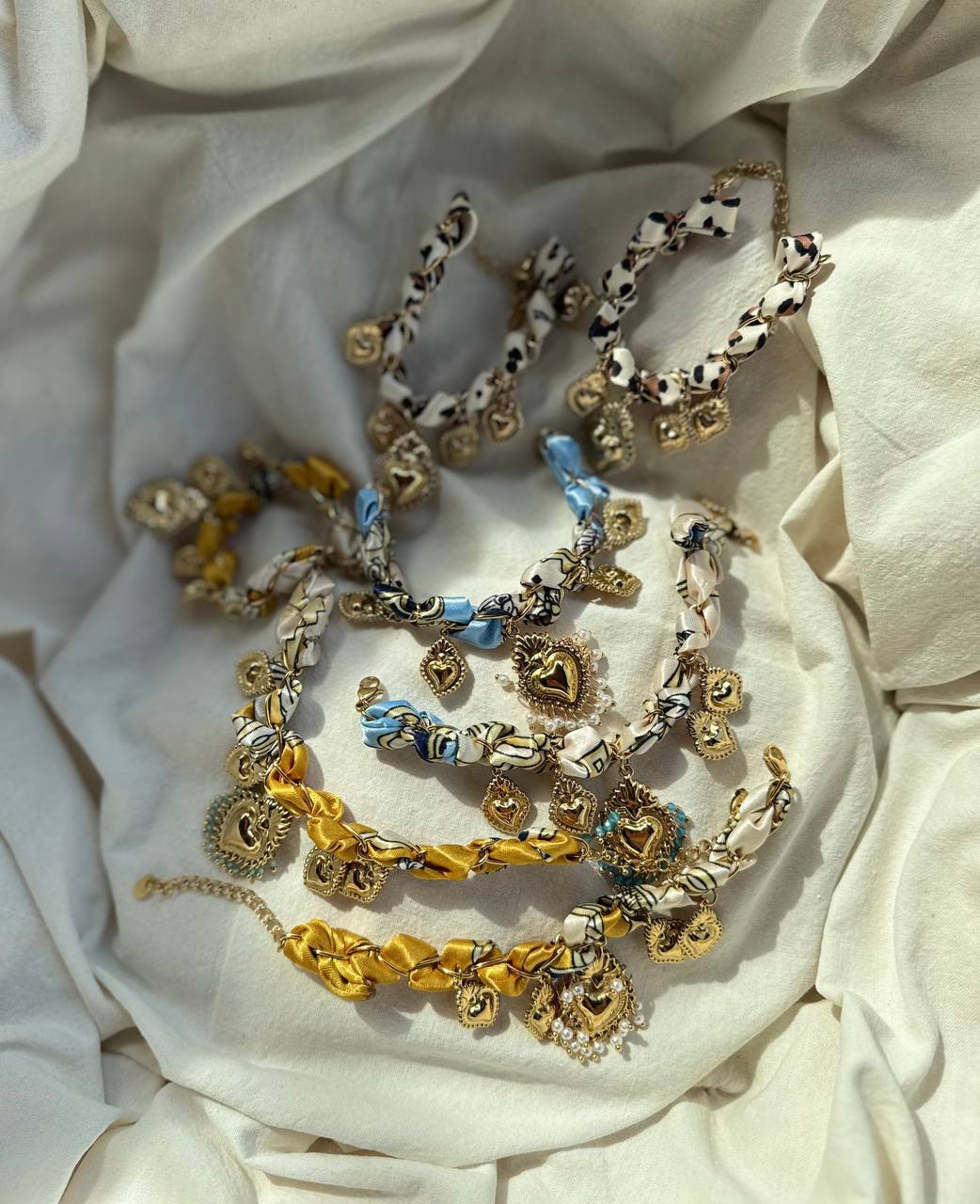 Bracciale Catena in Acciaio Dorato e Nastro in Satin con Ciondoli Sacro Cuore