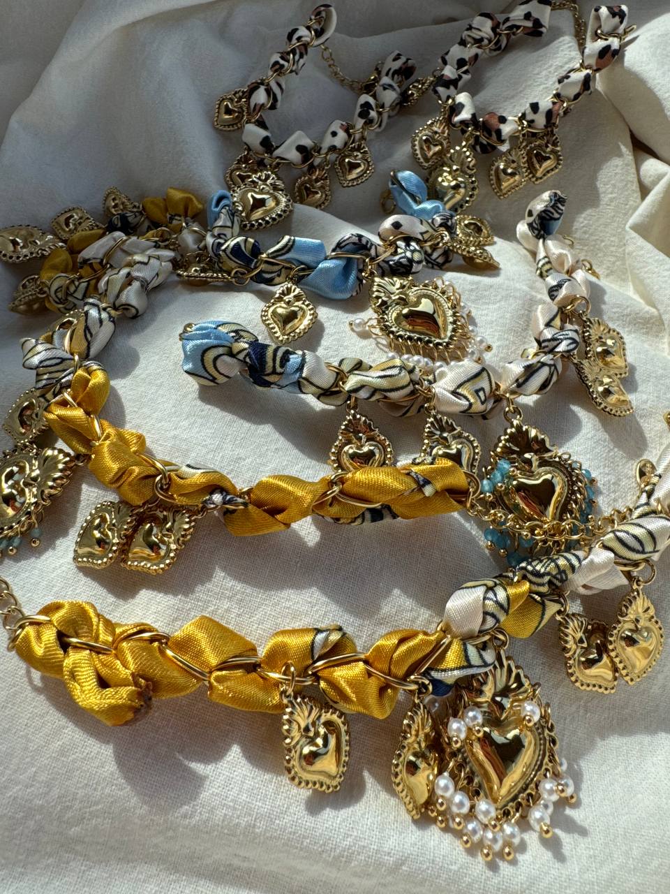 Bracciale Catena in Acciaio Dorato e Nastro in Satin con Ciondoli Sacro Cuore