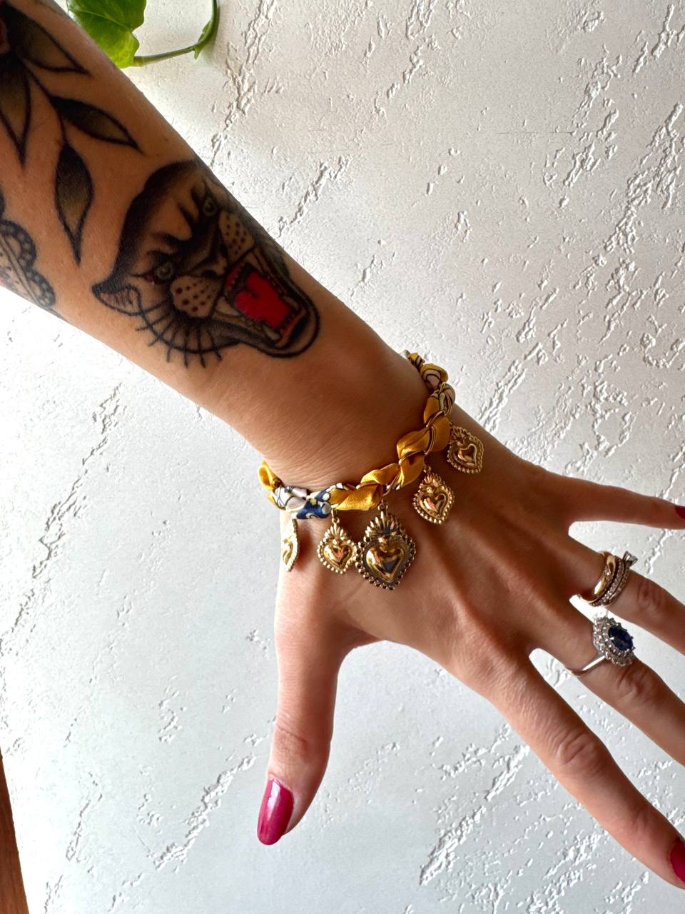 Bracciale Catena in Acciaio Dorato e Nastro in Satin con Ciondoli Sacro Cuore
