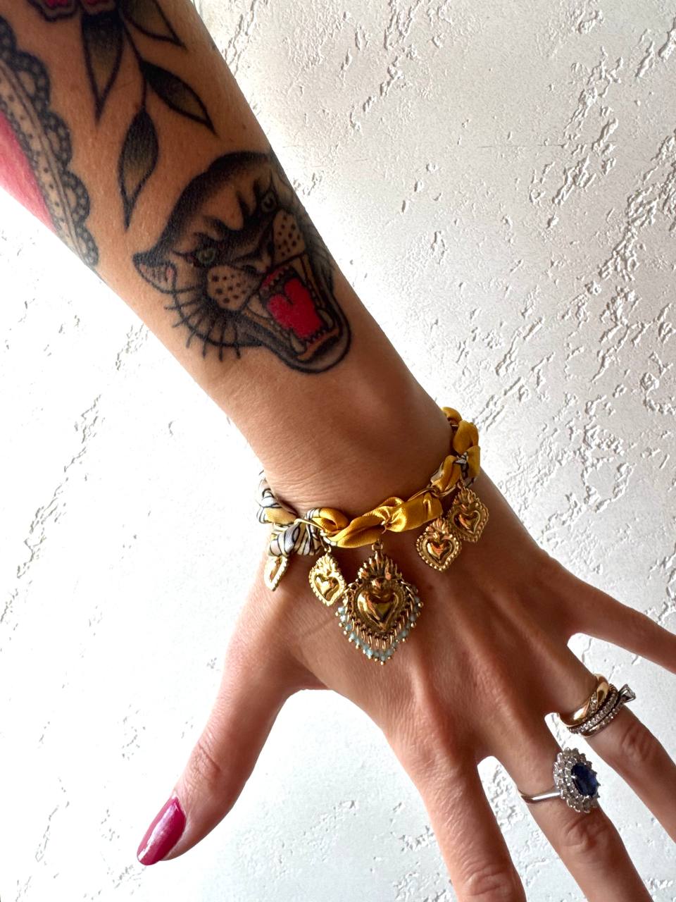 Bracciale Catena in Acciaio Dorato e Nastro in Satin con Ciondoli Sacro Cuore