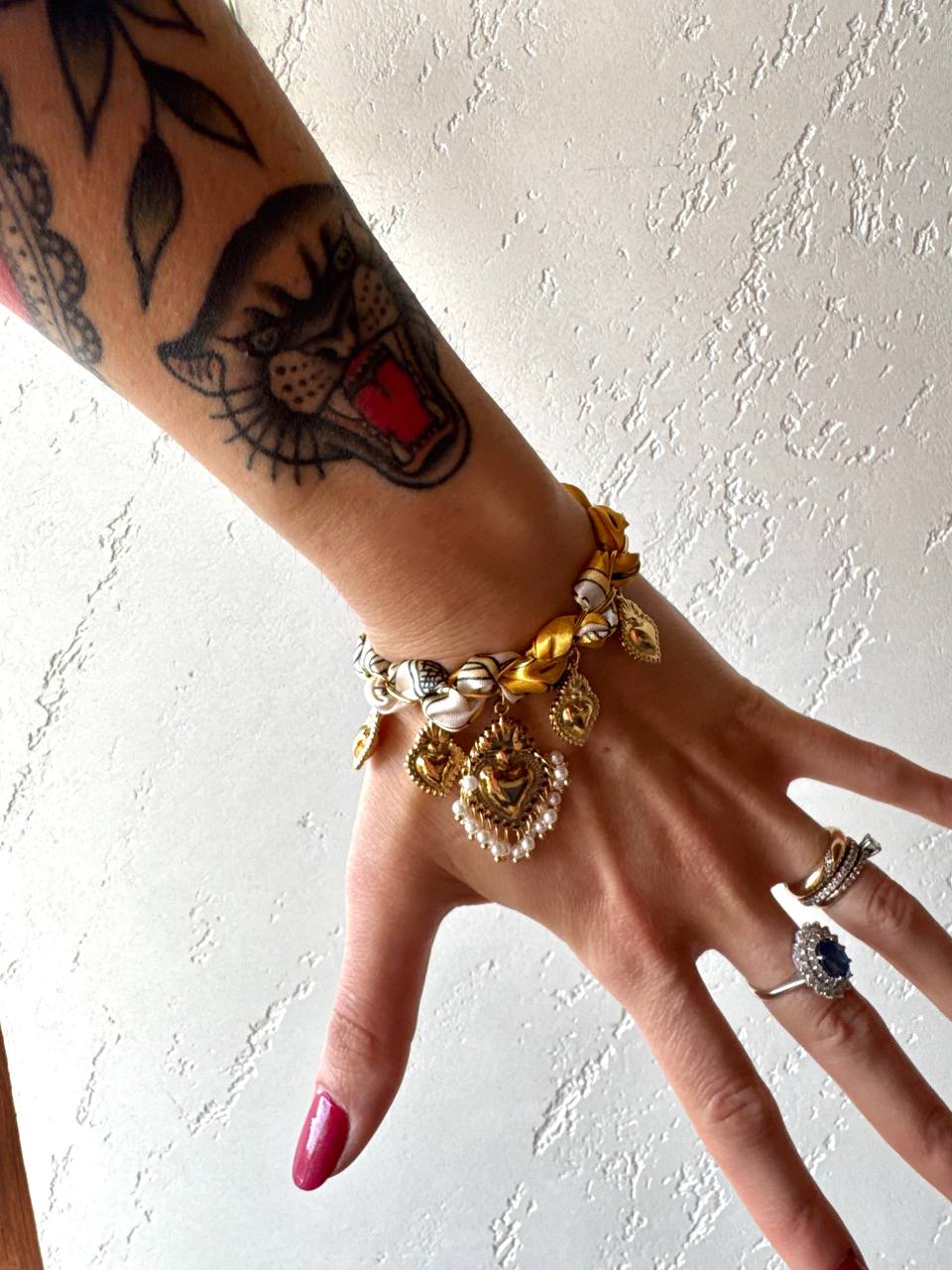 Bracciale Catena in Acciaio Dorato e Nastro in Satin con Ciondoli Sacro Cuore