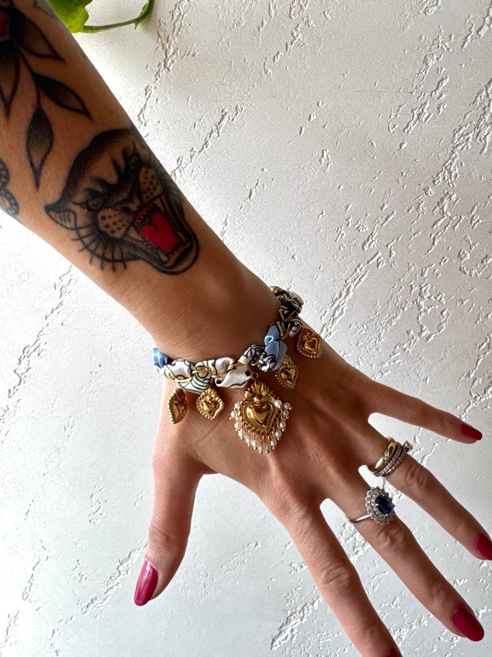 Bracciale Catena in Acciaio Dorato e Nastro in Satin con Ciondoli Sacro Cuore