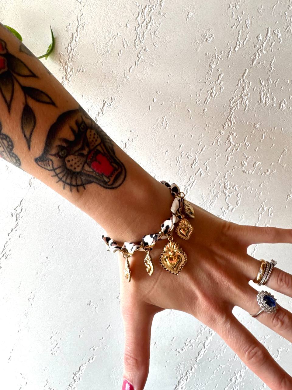 Bracciale Catena in Acciaio Dorato e Nastro in Satin con Ciondoli Sacro Cuore