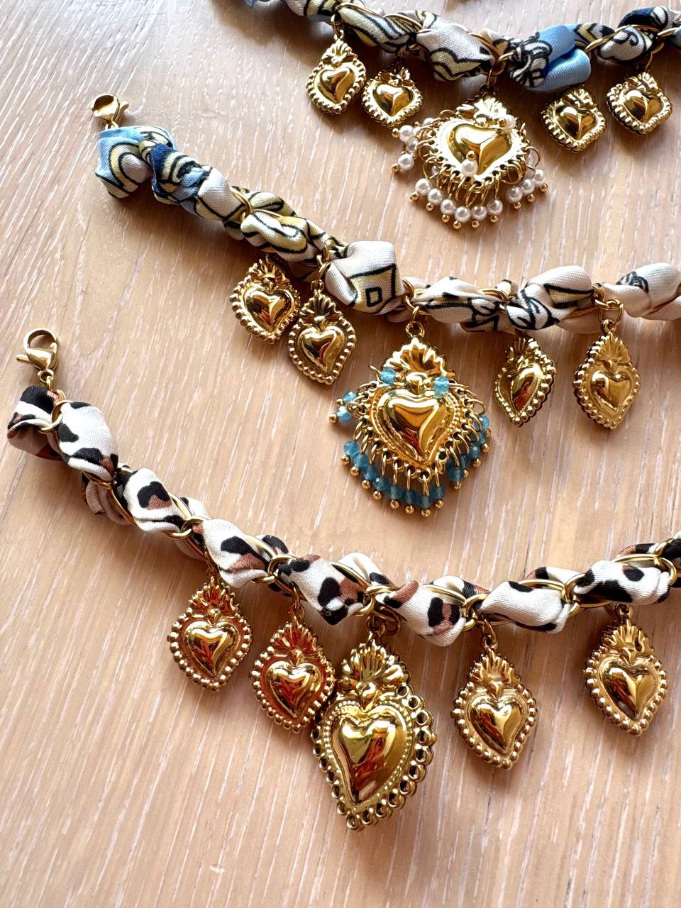 Bracciale Catena in Acciaio Dorato e Nastro in Satin con Ciondoli Sacro Cuore