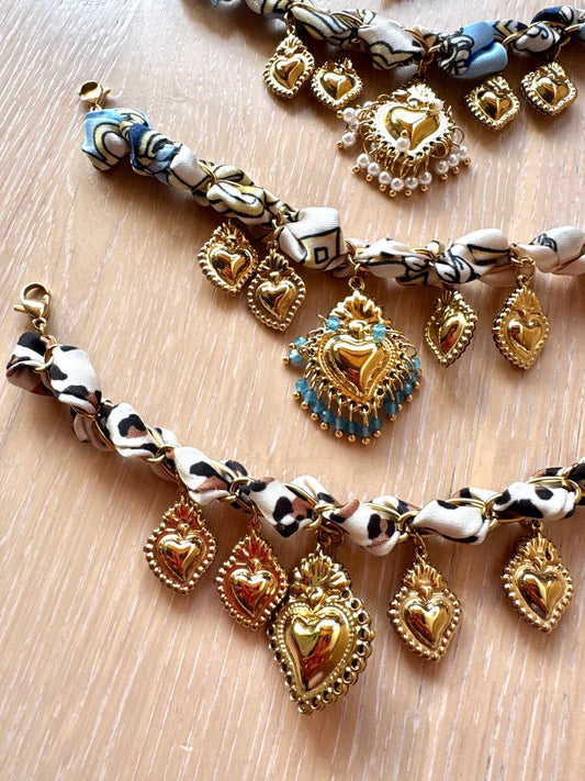 Bracciale Catena in Acciaio Dorato e Nastro in Satin con Ciondoli Sacro Cuore