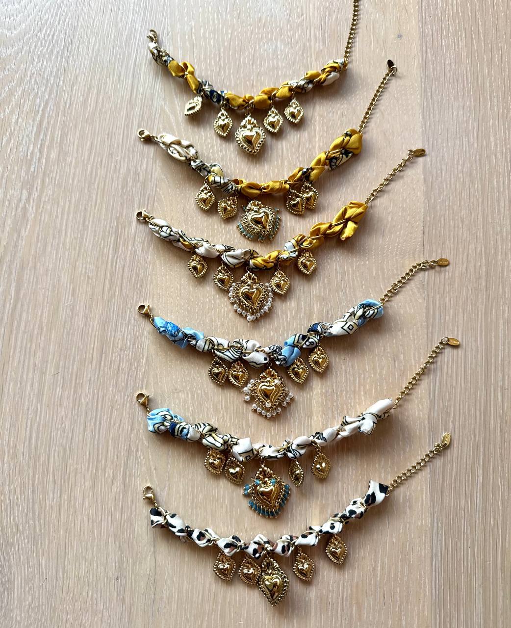 Bracciale Catena in Acciaio Dorato e Nastro in Satin con Ciondoli Sacro Cuore