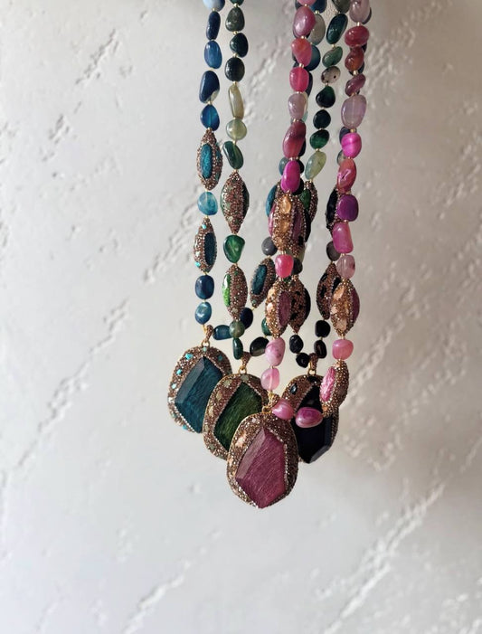Collana Lunga Bohemienne con Pendente Taglio Cristallo e Dettagli Luminosi