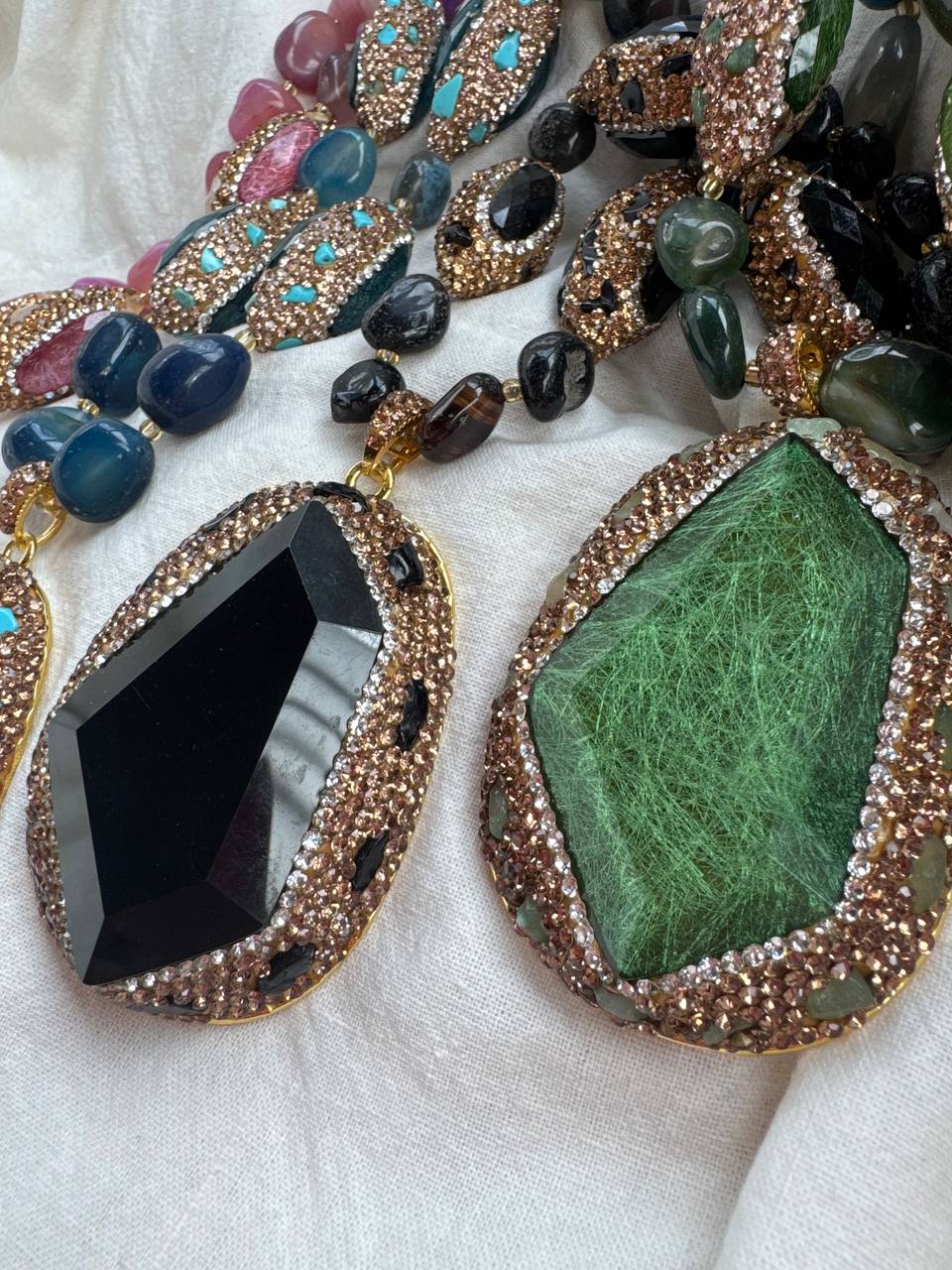 Collana Lunga Bohemienne con Pendente Taglio Cristallo e Dettagli Luminosi