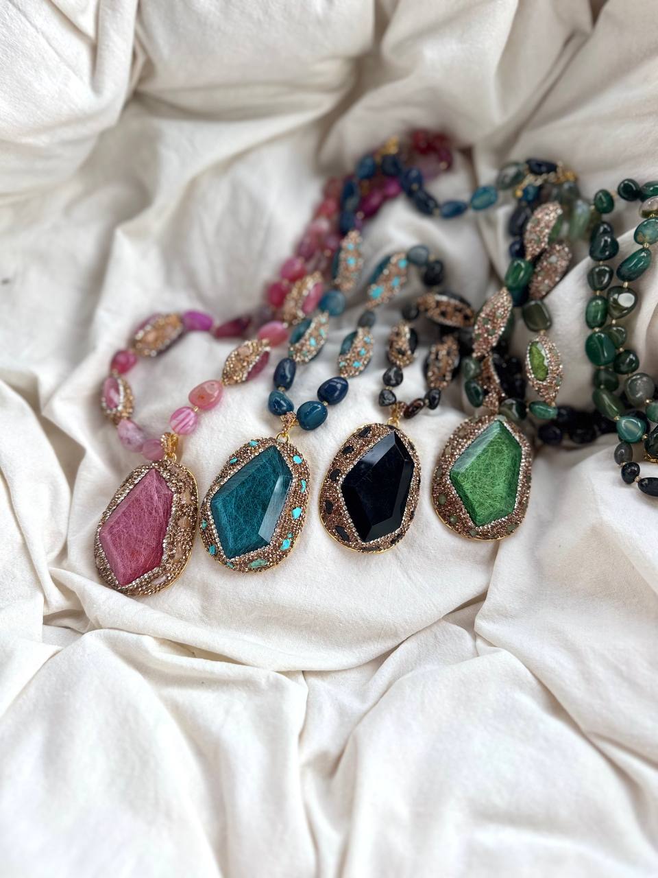 Collana Lunga Bohemienne con Pendente Taglio Cristallo e Dettagli Luminosi