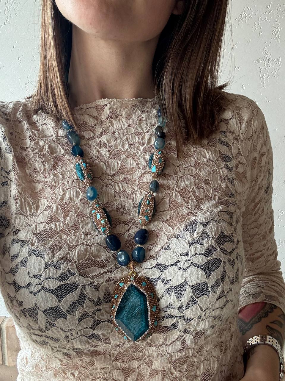 Collana Lunga Bohemienne con Pendente Taglio Cristallo e Dettagli Luminosi