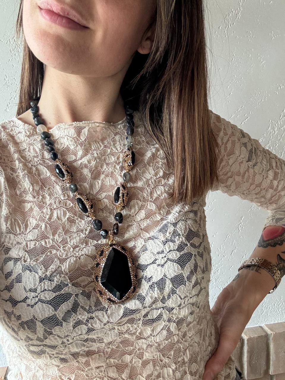 Collana Lunga Bohemienne con Pendente Taglio Cristallo e Dettagli Luminosi
