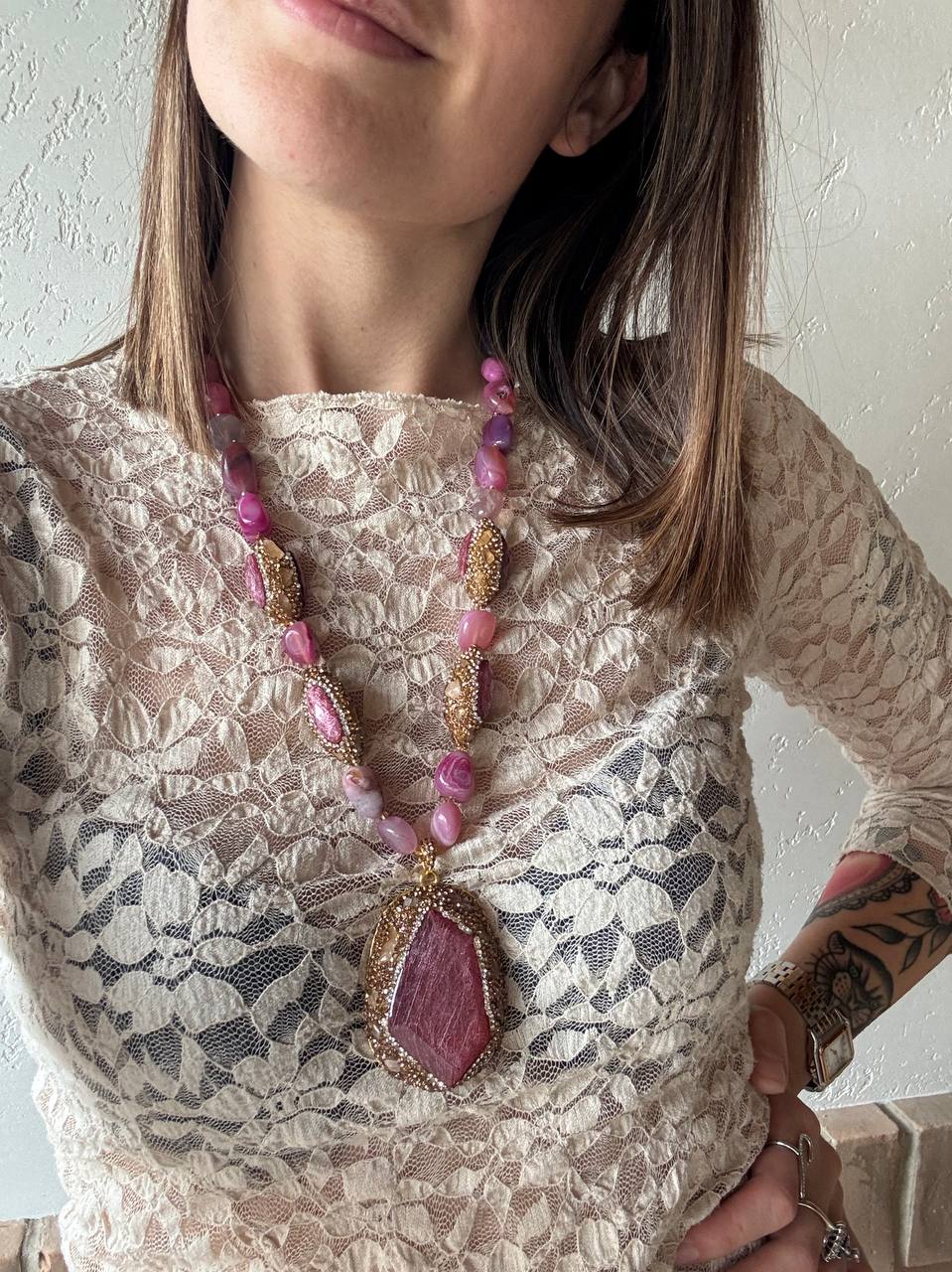 Collana Lunga Bohemienne con Pendente Taglio Cristallo e Dettagli Luminosi